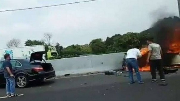 Mobil sedan sport mewah berkelir putih terbakar di ruas tol Cibubur