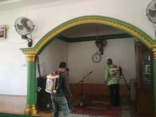 Tim relawan Balon Bupati Inhu Irjen Pol (Purn) Wahyu Adi, yang di komandoi M Daus, melaksanakan penyemprotan disinfektan di masjid di Kelurahan Kampung Dagang, Rengat, Jumat 3 April 2020