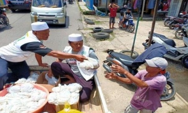 FPI Sumsel bagi-bagi nasi bungkus di Palembang