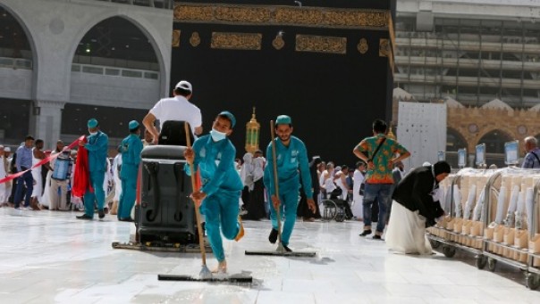 Petugas kebersihan Masjidil Haram Makkah
