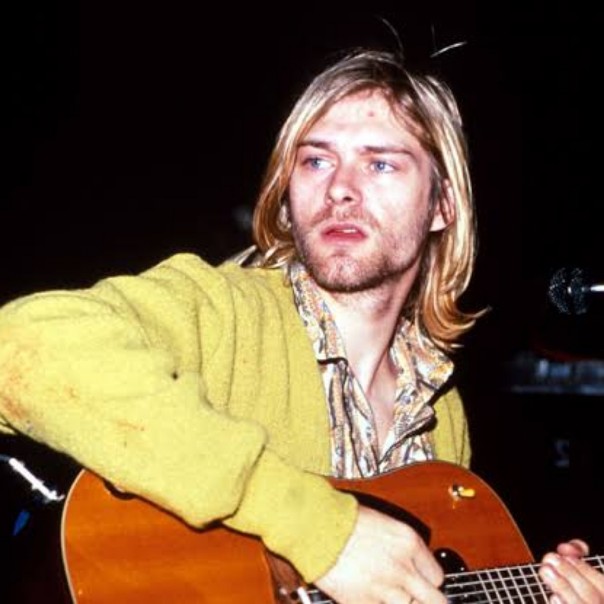 Kurt Cobain tengah bermain gitar (Foto: Istimewa/internet)