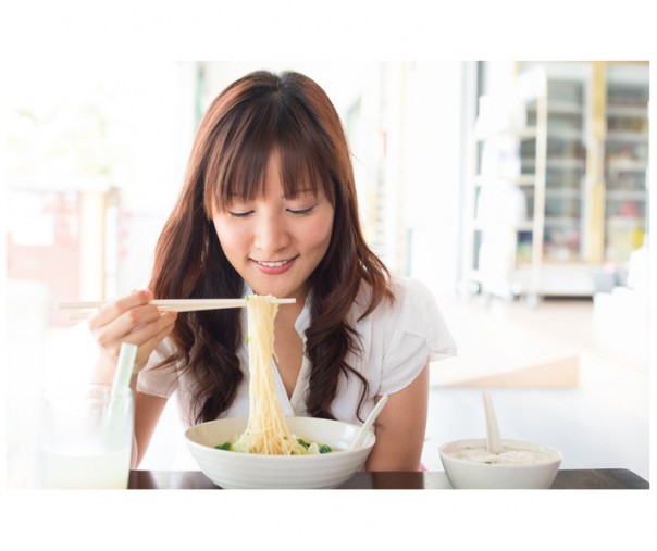 Ilustrasi wanita makan dengan sumpit (Foto: Istimewa/internet)