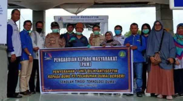 STT Poto Bersama Dengan PT. Pelabuhan Dumai Berseri ( Pelabuhannya Sri Junjungan ) setelah Penyerahan Bantuan Bilik Desinfektan.(ist)