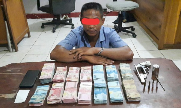 Tersangka SS bersama barang bukti Rp 120 juta di Polsek Mandau/R24