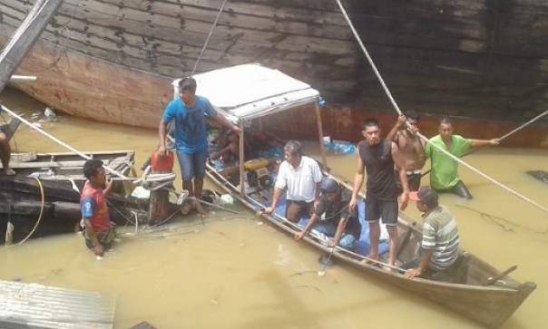 Proses evakuasi korban tenggelam dekat KLM Maju Jaya 89