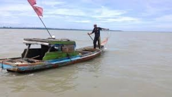 Seorang nelayan tetap melaut di bengkalis di tengah pandemi corona/Net
