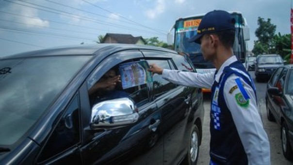 Ilustrasi Petugas Dishub mengecek penumpang mobil Kijang. 