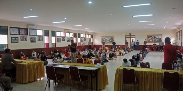 Para Pengunjung Diskotik Planet mendapat penjelasan dari polisi ssat dites narkoba/Surya Kepri