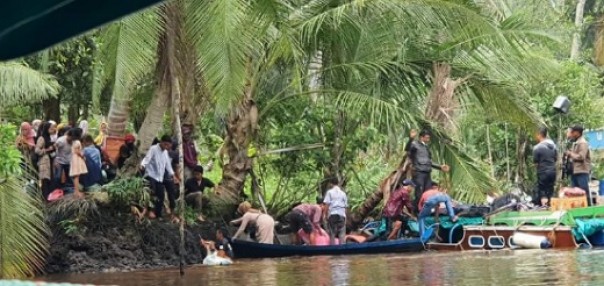 Proses Evakuasi penumpang Speed Boat Alifia Tobindo