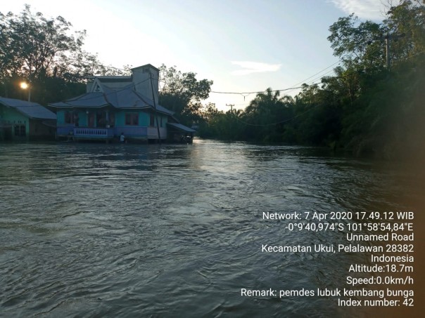 Sungai Nilo di Desa  Lubuk Kembang Bunga Kecamatan Ukui meredam rumah dan jalan /R24