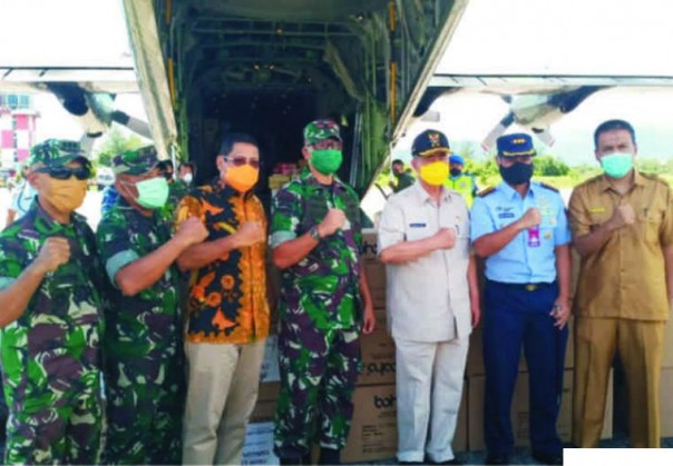 Wagub Sumbar Nasrul Abit menerima bantuan 7.000 APD dan 35.000 masker dari BNPB di Bandara Lanud Sutan Syahrir, Padang, Selasa (-07/04/2020). HUMAS