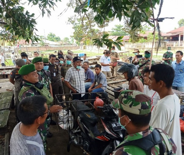 Satpol PP Pekanbaru dan petugas gabungan saat membubarkan aktivitas pasar kaget pada 5 April lalu. Foto: Satpol PP Pekanbaru.