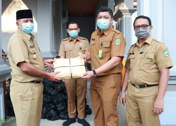 Bupati Siak Alfredi menyerahkan paket sembako secara simbolis kepada camat/R24