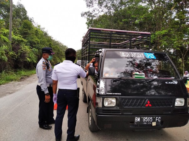Petugas posko perbatasan Sumbar-Riau memeriksa kendaraan yang lewat/R24