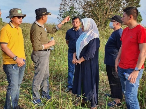 Kepala Dispora Kota Pekanbaru, Zulfahmi Adrian mendampingi Wali Kota Pekanbaru, Firdaus saat meninjau lokasi pembangungan lapangan sepakbola dan lapangan tembak di Pekanbaru Sport Center Tenayan Raya