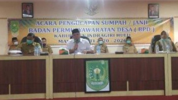 Bupati Inhu H Yopi Arianto SE memberikan pengarahan kepada 27 Ketua BPD se-Kecamatan Seberida yang baru dilantik di Aula Kantor Bupati Inhu, Senin 13 April 2020