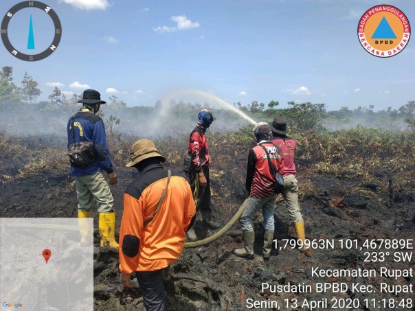 Petugas memadamkan api di Kahutla Pulau Rupat Bengkalis/R24