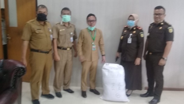 kejari bengkalis serahkan PAD ke gugus covid-19 Bengkalis/R24