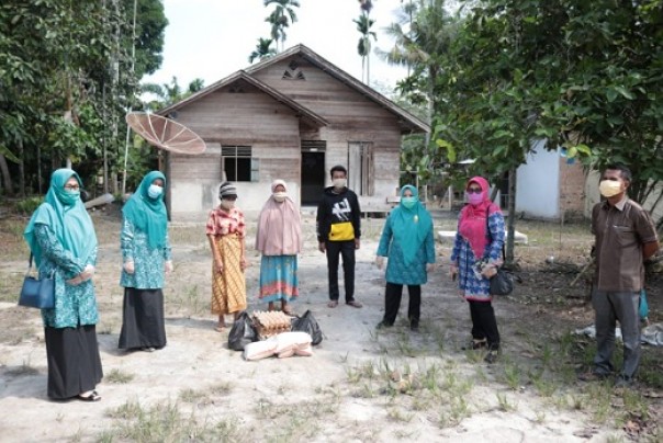 Penyaluran sembako dari PKK dan Dekranasda Siak