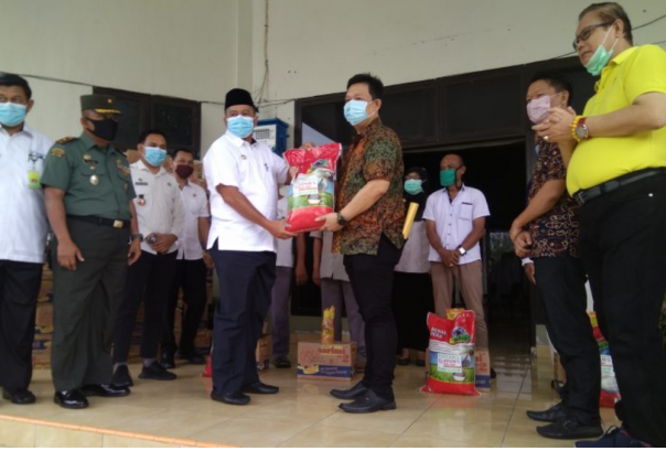 Penyerahan bantuan dari perkumpulan tiong hoa Siak untuk warga kurang mampu/R24