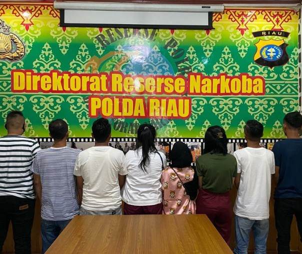 Delapan orang diamankan ke Ditnarkoba Polda Riau, Kamis dinihari.