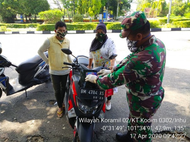 Komando Distrik Militer (Kodim) 0302 Inhu Provinsi Riau, membagikan ratusan màsker untuk masyarakat/R24