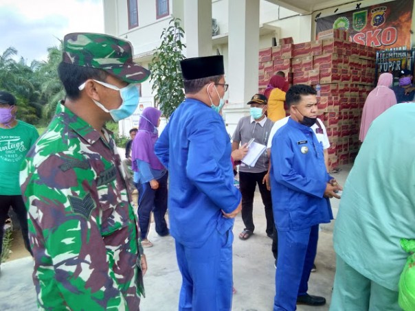 Wabup Rohil Bagikan 901 Paket Sembako untuk warga Terdampak Corona/net