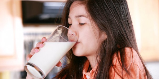 Ilustrasi minum susu