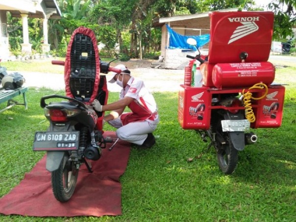 Mekanik AHASS Capella Honda Riau saat melakukan servis sepeda motor langsung ke rumah konsumen