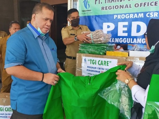 Bupati Inhu Yopi Arianto (baju biru) menerima bantuan APD dari managemen PT TGI dikantor Bupati Inhu, Senin 20 April 2020.