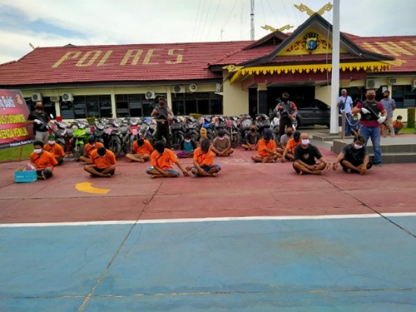 Polres Inhu mengamankan 13 tersangka Curanmor berikut 33 unit sepeda motor dihalaman Mako Polres Inhu, Rabu 22 April 2020.