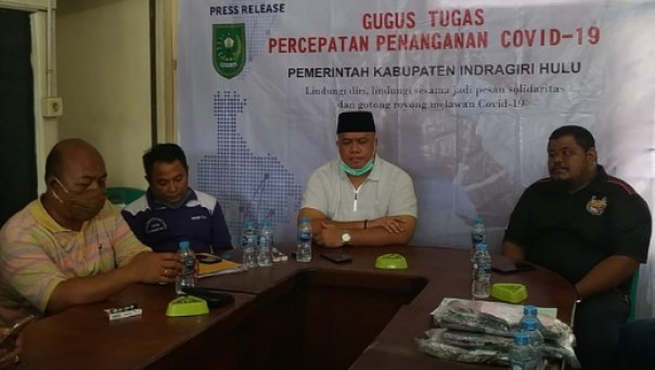 Bupati Inhu H Yopi Arianto SE (tengah baju putih) bersilahturahmi dengan insan pers peliputan Inhu dikantor sekretariat PWI Inhu, Kamis 23 April 2020.