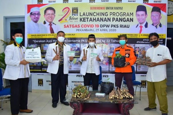 Ketua DPW PKS Riau, Hendry Munief me-launching program Ketahanan Pangan