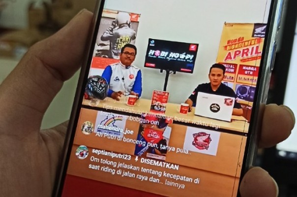 Instruktur Safety Riding Capella Honda Riau, Abdullah Hamdi bersama PIC Community Capella Honda Riau, Aldi Hadi saat live di instagram