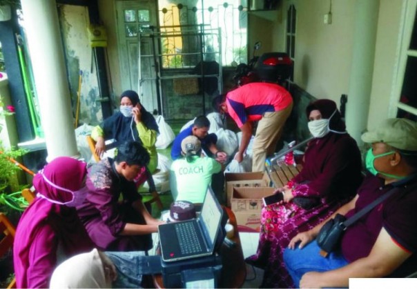DPW Iluni saat mempersiapkan sembako yang akan dibawagikan kepada anggota terdampak corna/Ist