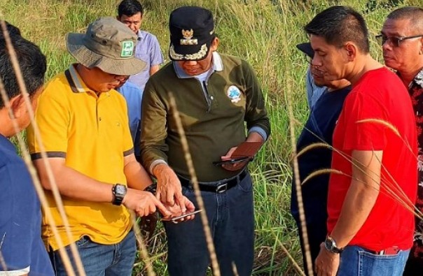 Kepala Dispora Kota Pekanbaru, Zulfahmi Adrian mendampingi Wali Kota Pekanbaru, Firdaus saat meninjau lokasi pembangungan lapangan sepakbola dan lapangan tembak di Pekanbaru Sport Center Tenayan Raya