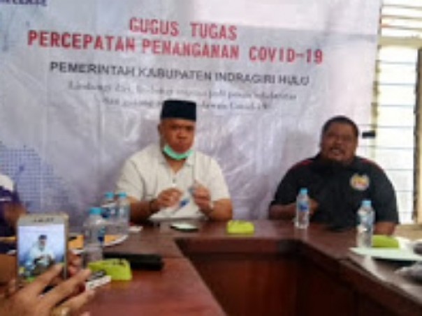 Bupati Inhu Yopi Arianto (tengah) didampingi sejumlah pimpinan OPD di Lingkungan Pemkab Inhu memberikan penjelasan mengenai rasionalisasi anggaran dan pendistribusian Sembako dan Kartu Pra Kerja kepada masyarakat terdampak Covid-19 di Kabupaten Inhu.