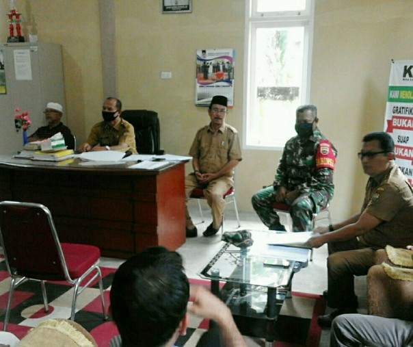 Babinsa Koramil 07 Kampar Kodim 0313 Kampar Serma Nasrul saat menghadiri rapat rencana kerja dan finalisasi data penerima bantuan terdampak wabah virus corona, Rabu (29/4/2020). Foto: Istimewa.