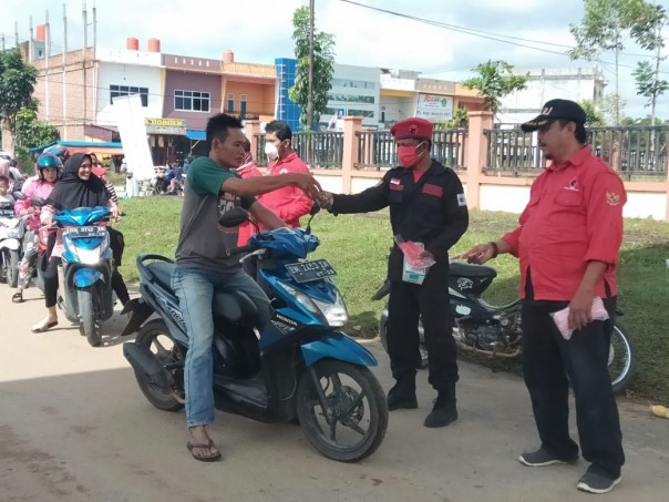 DPC PDI P Kuansing Bagikan masker kepada penguna jalan/R24