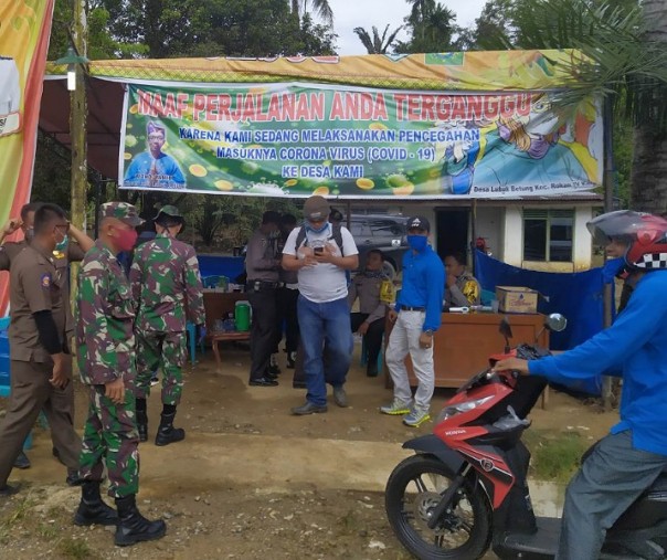 Tim gabungan bersiaga di pos pemeriksaan Covid-19 di antara Desa Lubuk Betung dengan Desa Suka Damai, Rokan Hulu, Kamis (30/4/2020). Foto: Istimewa.