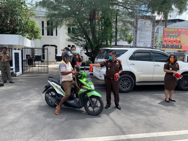Kejari Rohil bagikan masker ke penguna jalan/Riau pos