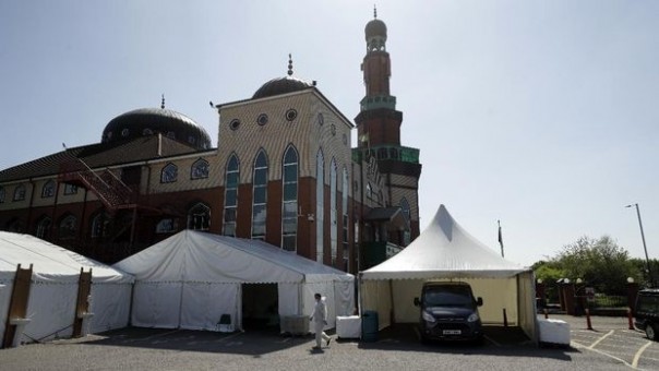 Lapangan parkir Central Jamia Mosque Ghamkol Sharif di Inggris ini jadi tempat penampungan jenazah Covid-19 umat muslim di bawah tenda tenda darurat. 