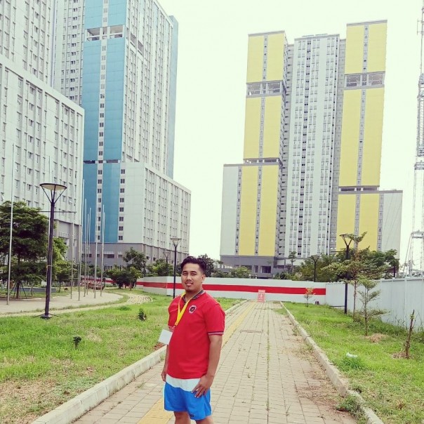 Muhammad Agit,  relawan medis Covid-19 di Wisma Atlet Kemayoran, saat istirahat.  