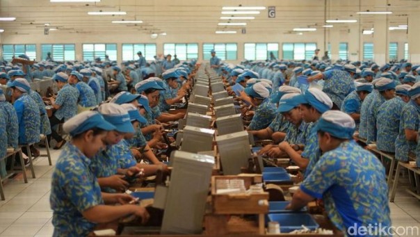 Pekerja sedang meracik rokok di pabrik/net