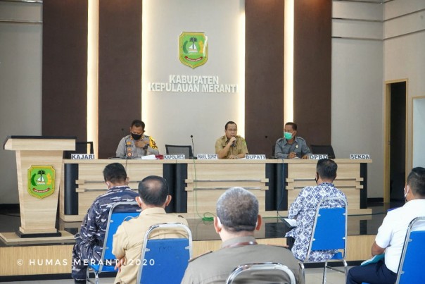 Bupati Kepulauan Meranti Irwan dalam Rapat rencana penerapan PSBB di Aula kantor Bupati Meranti, Senin (4/5/2020). 