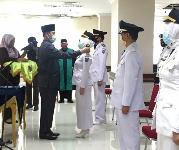 Sekretaris Daerah Kota Pekanbaru Mohammad Noer saat memasangkan pangkat dan tanda jabatan kepada salah seorang lurah saat pelantikan di Kompleks Perkantoran Tenayan Raya, Selasa (5/5/2020). Foto: Riau1.