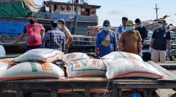 Wabup Meranti Tinjau Pasokan Sembako Bansos Covid-19 di Pelabuhan Camat Sepatpanjang, Pastikan Paket Tersedia dan Siap Antar Kerumah Warga 