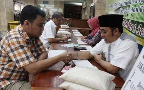 Ilustrasi bayar zakat fitrah