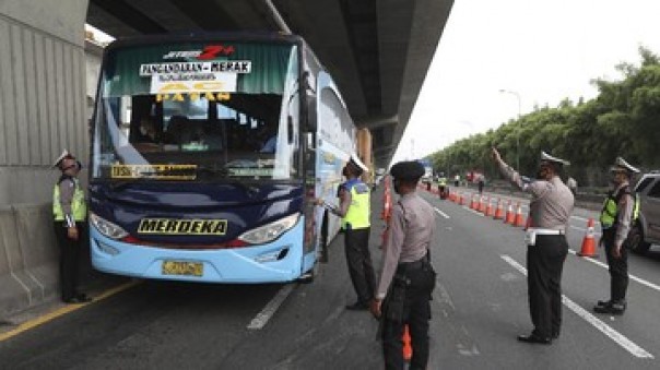 Polisi mencegat bus periksa pemudik di Jakarta. 