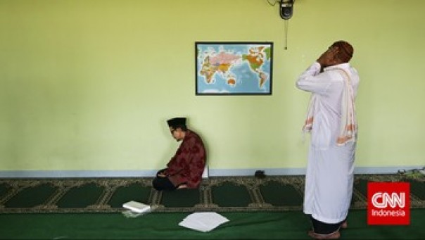 Ilustrasi umat muslim sedang sholat di masjid. 